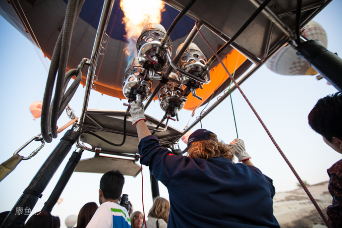 热气球充好气立了起来,我们便依次翻进了篮筐里,准备出发了!