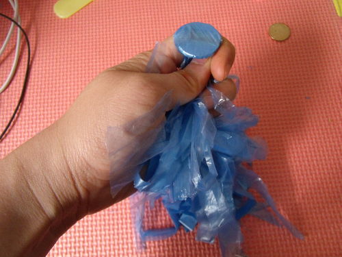 提示:塑料袋尽量挑选比较厚的袋子,效果会更加好可以用尼龙绳代替塑料