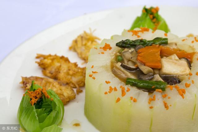 取瓦钵1个,放入瘦肉,鸡肉,火腿,对虾,香菇,玉兰片,干贝,再加精盐,味精