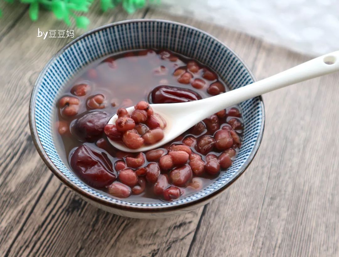 ▽红豆薏米汤水33,加大红枣,煮粥模式即可2,花生清洗后加入锅中1,大米