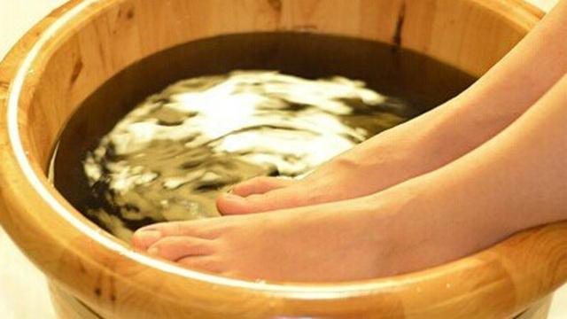 以上药物用水熬,然后用熬好的药水泡脚.