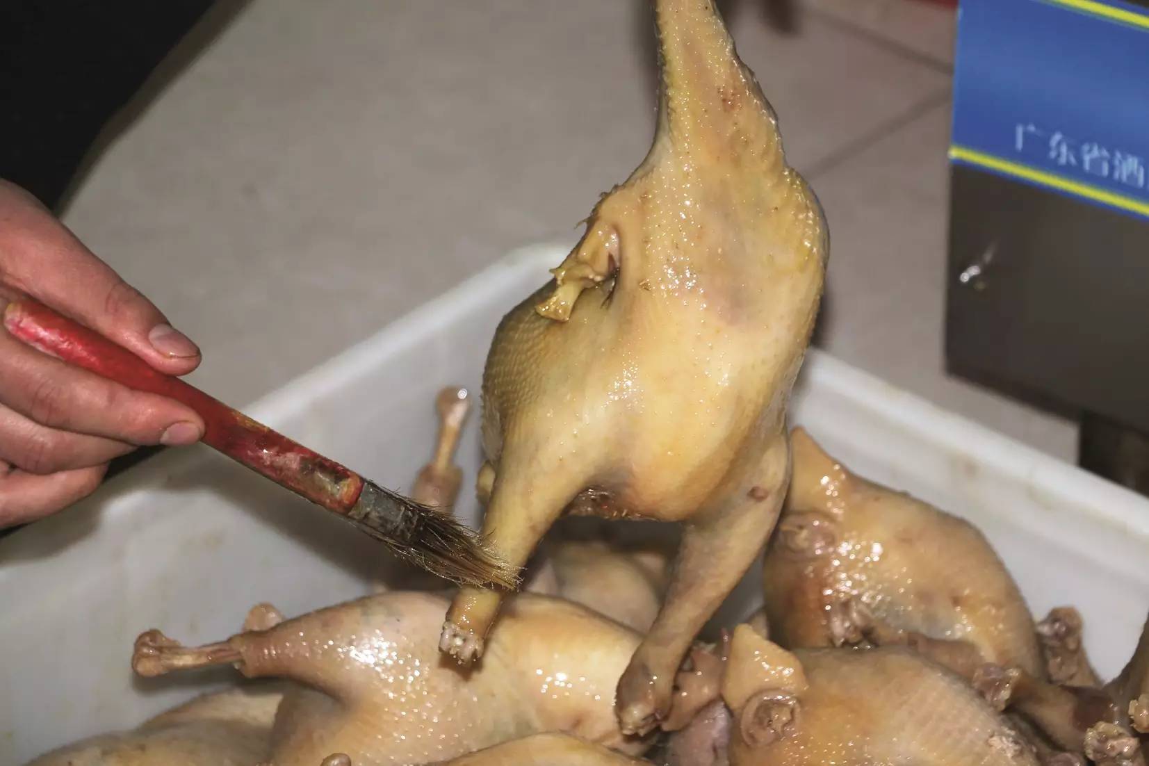 鸡皮嚼起来咯吱响名震中原的桶子鸡制作全揭秘