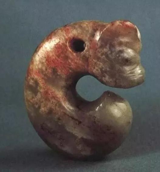红山文化玉器之一组馆藏红山文化玉猪龙欣赏