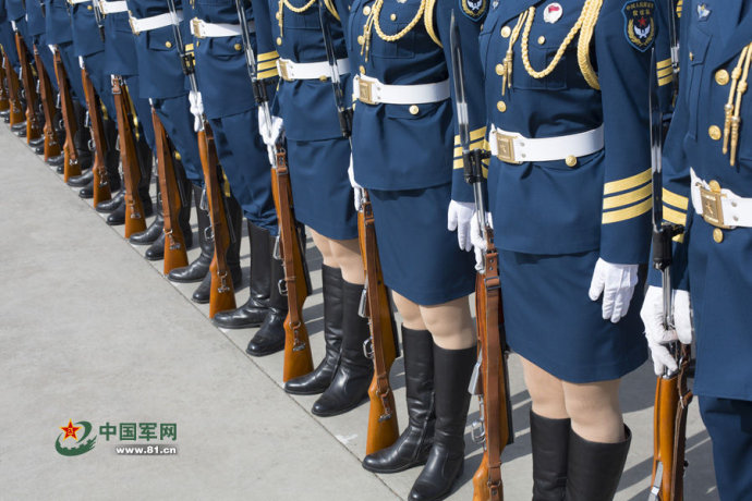 仪仗队女兵训练照