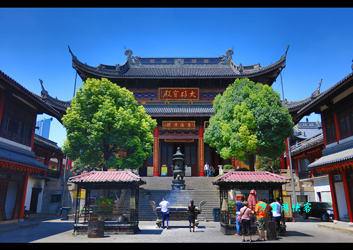 无锡南禅寺坐落在市中心向阳路32号,与周边的街区共同形成了南禅寺