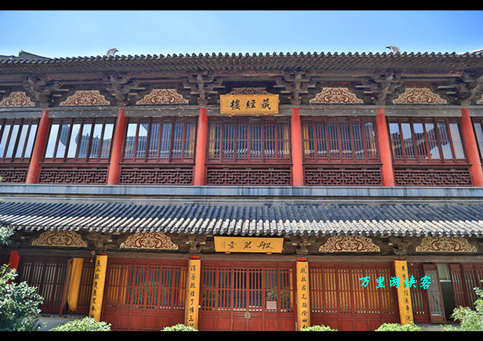 无锡南禅寺坐落在市中心向阳路32号,与周边的街区共同形成了南禅寺