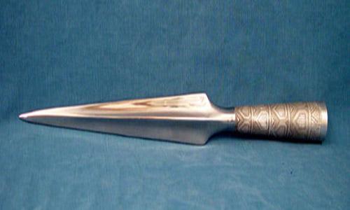 三,矛四,钺五,叉六,镗七,钩八,槊九,环十,刀十一,剑十二,拐十三,斧