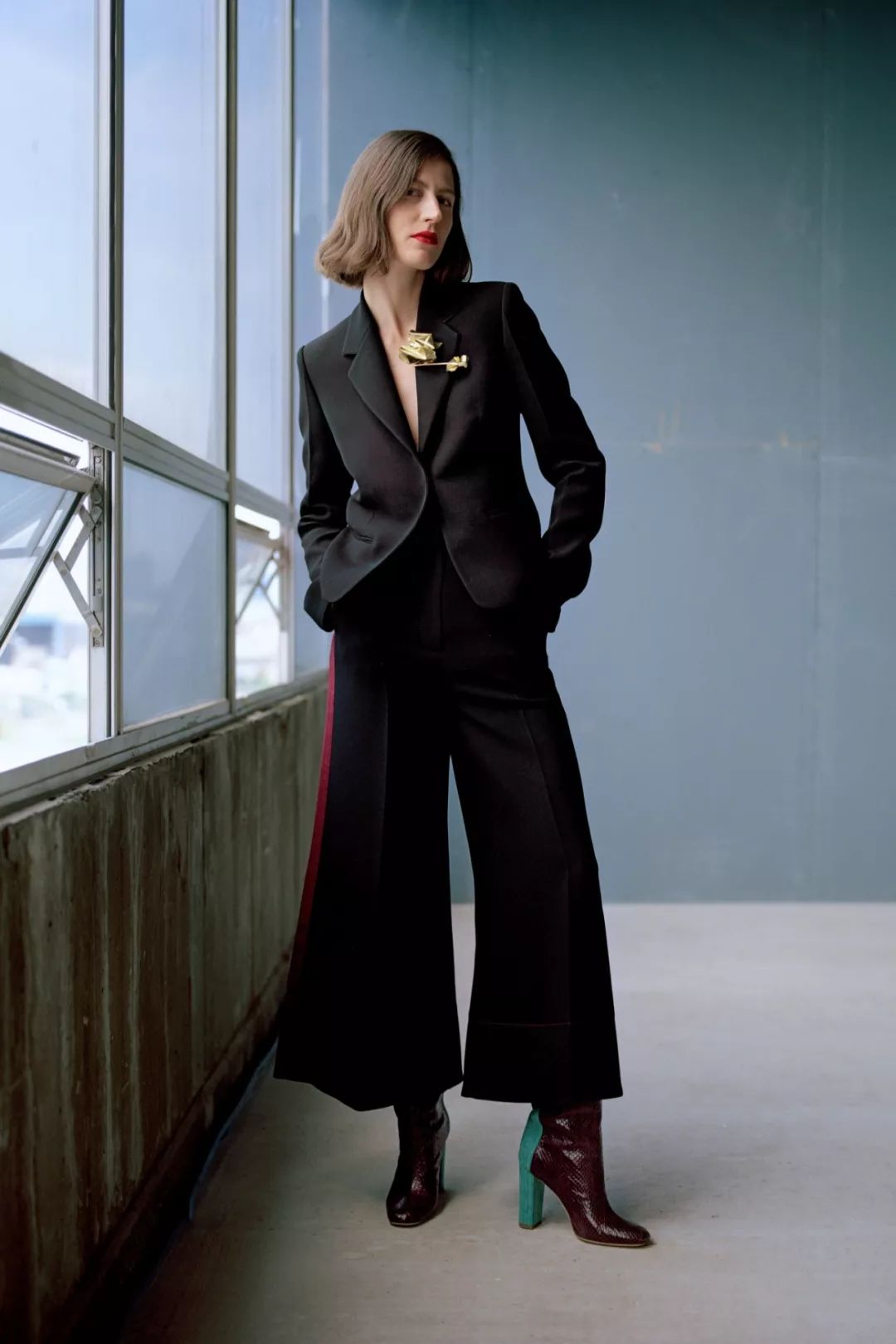 穿黑西装的女人,很高级!